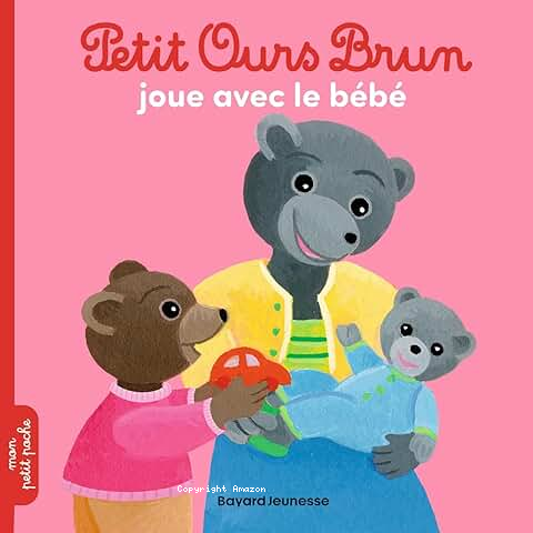 Petit Ours brun joue avec le bébé